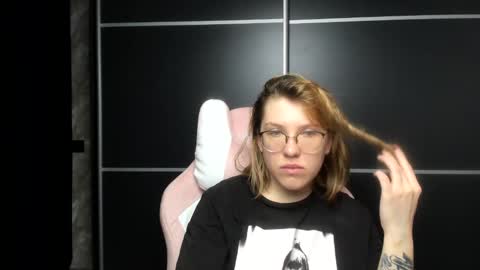 Snapshot of reginasmilee chatting on 01-28-25, 02:00 Regina online show from 01-28-25, 02:00