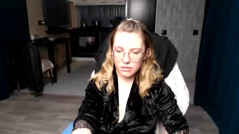 Snapshot of reginasmilee chatting on 09-20-25, 12:00 Regina online show from 09-20-25, 12:00