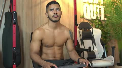 Snapshot of reik_von chatting on 04-08-26, 12:27 Reik online show from 04-08-26, 12:27