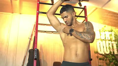 Snapshot of reik_von chatting on 04-10-26, 12:10 Reik online show from 04-10-26, 12:10
