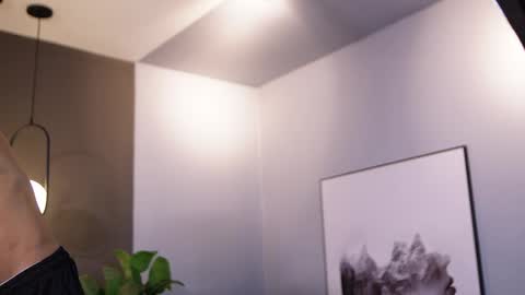 Snapshot of reik_von chatting on 04-16-26, 12:17 Reik online show from 04-16-26, 12:17