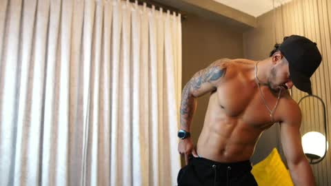 Snapshot of reik_von chatting on 05-05-26, 12:35 Reik online show from 05-05-26, 12:35