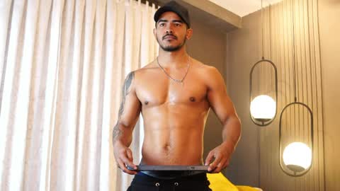 Snapshot of reik_von chatting on 05-10-26, 03:17 Reik online show from 05-10-26, 03:17