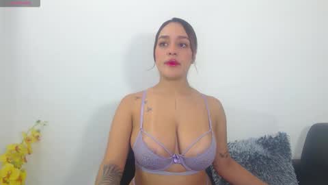 Snapshot of renatabrownn28 chatting on 04-17-26, 09:23 renatabrownn28 online show from 04-17-26, 09:23