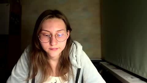 Mia online show from 05-13-26, 05:32