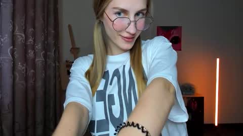 Snapshot of renewalri chatting on 10-17-25, 01:57 Rina online show from 10-17-25, 01:57