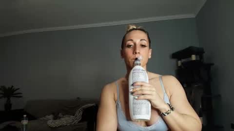 Snapshot of renigendur chatting on 04-17-26, 07:50 ReniGendur online show from 04-17-26, 07:50