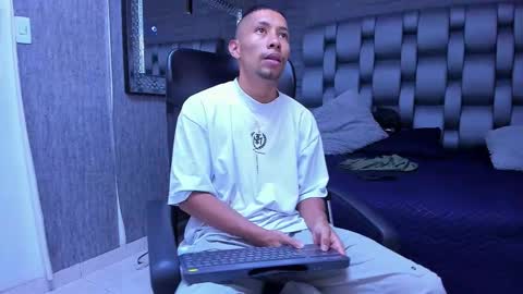 Snapshot of richar_voller chatting on 10-11-25, 11:31 richar_voller online show from 10-11-25, 11:31