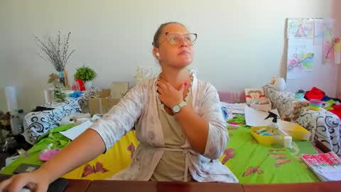 Anna - not anna - right Anna  online show from 09-26-25, 09:35