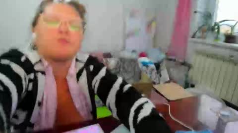 Anna - not anna - right Anna  online show from 10-22-25, 01:11