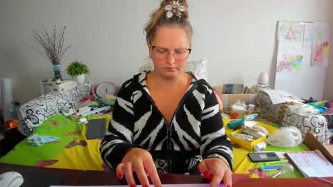 Anna - not anna - right Anna  online show from 11-04-25, 10:14