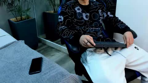 Roan Birkin online show from 11-17-25, 07:08