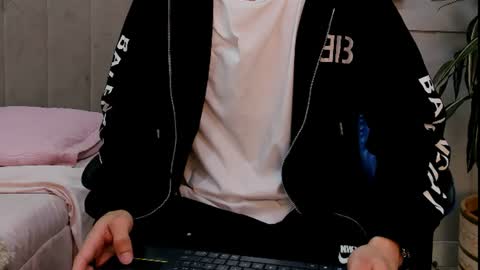 Roan Birkin online show from 06-11-26, 07:34
