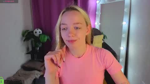 Snapshot of rockett_bunny chatting on 06-23-26, 01:14 Rockett online show from 06-23-26, 01:14