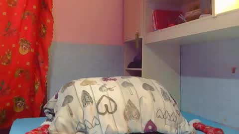 Snapshot of rogobeteilie chatting on 12-21-25, 11:06 Banderas online show from 12-21-25, 11:06