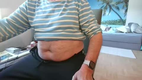 Snapshot of rolandloser1000 chatting on 11-06-25, 07:53 rolandloser1000 online show from 11-06-25, 07:53