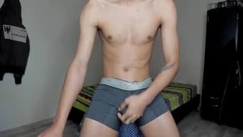 Snapshot of rolling_05 chatting on 03-10-26, 03:33 rolling_05 online show from 03-10-26, 03:33