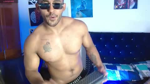 Snapshot of romanpearce_ chatting on 04-05-26, 06:27 Roman online show from 04-05-26, 06:27