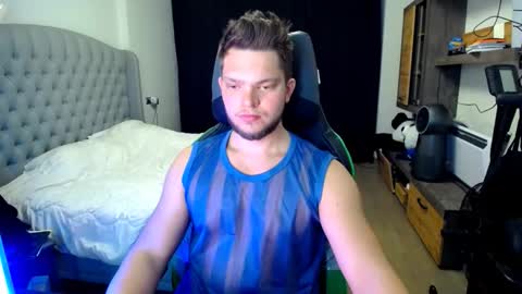 Snapshot of romantic_twunk chatting on 10-20-25, 05:30 romantic_twunk online show from 10-20-25, 05:30