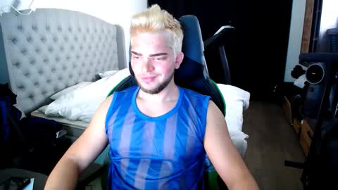 Snapshot of romantic_twunk chatting on 10-25-25, 04:31 romantic_twunk online show from 10-25-25, 04:31