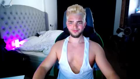 Snapshot of romantic_twunk chatting on 10-25-25, 04:35 romantic_twunk online show from 10-25-25, 04:35