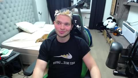 Snapshot of romantic_twunk chatting on 11-20-25, 09:03 romantic_twunk online show from 11-20-25, 09:03