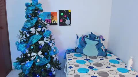Snapshot of rooxxyy_ chatting on 12-15-24, 01:13 online show from 12-15-24, 01:13