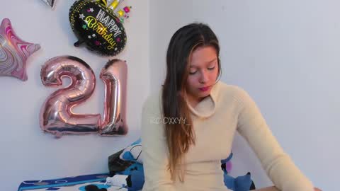 Snapshot of rooxxyy_ chatting on 01-06-25, 03:20 online show from 01-06-25, 03:20