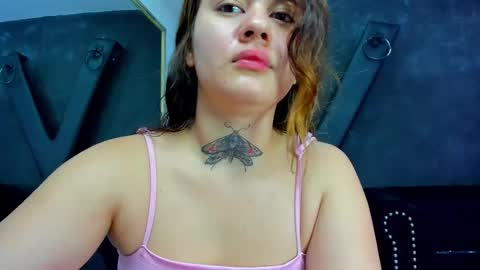 Snapshot of rosalinegrey chatting on 10-19-25, 04:46 Rosaline Grey online show from 10-19-25, 04:46