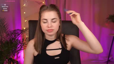 Snapshot of roseallan chatting on 01-14-25, 09:13 Rose online show from 01-14-25, 09:13