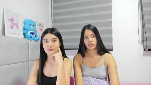 Snapshot of roseandmiah chatting on 03-17-26, 02:27 Rose y Miah online show from 03-17-26, 02:27