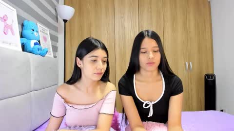 Snapshot of roseandmiah chatting on 03-26-26, 02:17 Rose y Miah online show from 03-26-26, 02:17