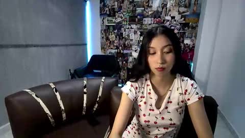 Snapshot of roseandviktor23 chatting on 10-21-25, 01:39 Rose Sins and Don Viktor online show from 10-21-25, 01:39