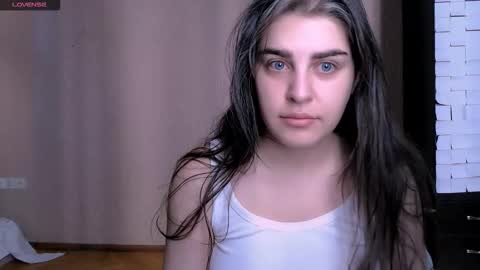 Snapshot of roselina_ chatting on 10-21-25, 08:26 Rose online show from 10-21-25, 08:26