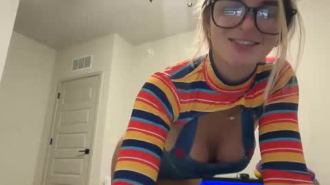 Snapshot of rosiecheeksxoxo chatting on 10-22-25, 01:06 Rosie online show from 10-22-25, 01:06