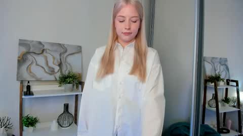 Snapshot of rosiothomer chatting on 05-26-26, 04:19 Donya online show from 05-26-26, 04:19