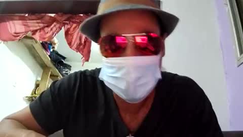 Snapshot of round1fiight chatting on 10-15-25, 07:14 round1fiight online show from 10-15-25, 07:14