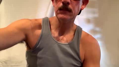 Snapshot of roundthebend8 chatting on 06-11-26, 02:11 roundthebend8 online show from 06-11-26, 02:11
