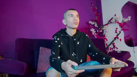 Snapshot of rowancley chatting on 09-18-25, 12:18 Rowan online show from 09-18-25, 12:18