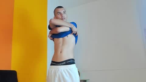 Snapshot of rowancley chatting on 10-20-25, 01:00 Rowan online show from 10-20-25, 01:00