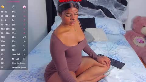 Snapshot of rox851528 chatting on 10-31-25, 12:44 Rox online show from 10-31-25, 12:44