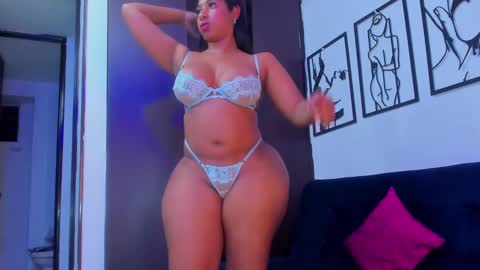 Snapshot of roxanasmiith chatting on 12-21-24, 06:19 Roxxx Thee Stallion online show from 12-21-24, 06:19