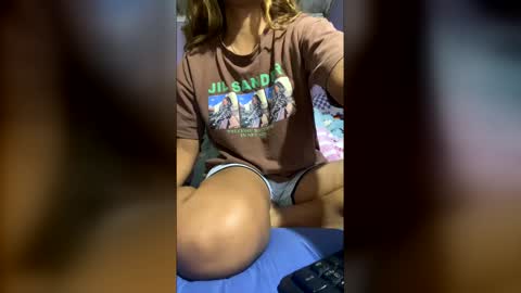 Snapshot of roxanne_98 chatting on 04-05-26, 05:32 roxanne_98 online show from 04-05-26, 05:32