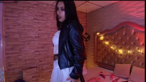 Snapshot of roxanne_han chatting on 10-10-25, 11:53 roxanne_han online show from 10-10-25, 11:53