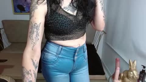 Roxanne online show from 11-29-25, 01:36