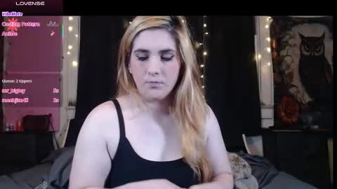 Snapshot of roxanneroulette chatting on 10-31-25, 01:17 Silver online show from 10-31-25, 01:17