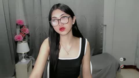 Snapshot of roxie_fuckdoll chatting on 12-30-24, 07:00 Roxie online show from 12-30-24, 07:00
