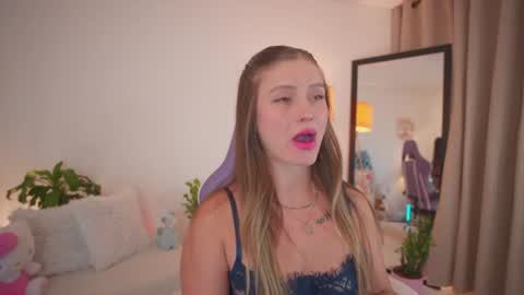 Snapshot of roxie_gates chatting on 06-29-26, 11:27 R O X I E online show from 06-29-26, 11:27