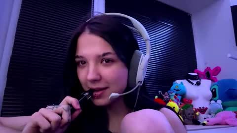 Snapshot of roxiepiurkowski chatting on 10-16-25, 01:34 Hana online show from 10-16-25, 01:34