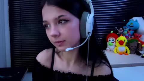 Snapshot of roxiepiurkowski chatting on 10-18-25, 01:12 Hana online show from 10-18-25, 01:12
